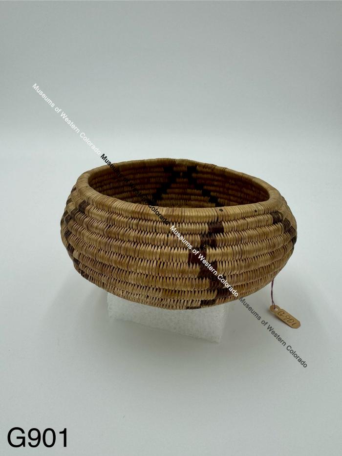 Round Woven Pomo Basket with 3 Petal Flower Design