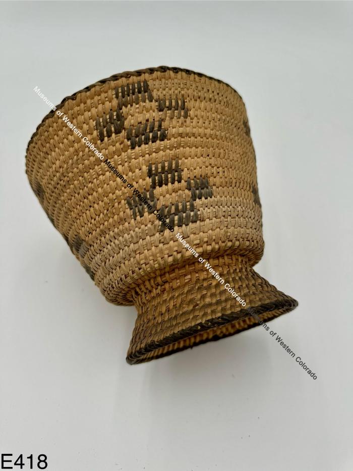 Flanged Basket with Rectangle Motifs